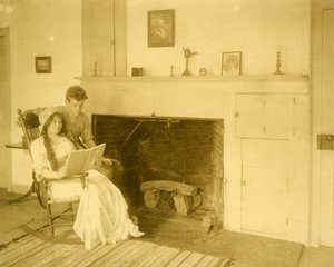 マルコム・スチュワート・ボイランと母親 ハリウッドの重要なタイトルライター9人のうちの1人、1905～17年頃（ゼラチンシルバー写真