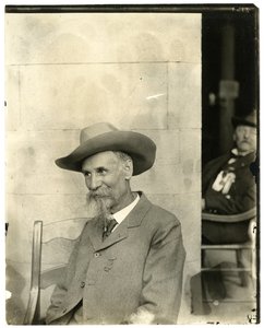 帽子をかぶった男、メダル、1905-40年頃（ゼラチンシルバー写真 作： Jessie Tarbox Beals