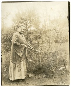 アルジルク・ヒューイット・ウェイド夫人（88歳）、ニューヨーク州オッシニングの庭にて、1905年～28年頃（ゼラチンシルバー写真 作： Jessie Tarbox Beals