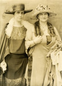 クーリッジ夫人と友人のフランシス・パーキンソン・キーズ 作： Jessie Tarbox Beals