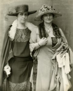クーリッジ夫人と友人のフランシスパーキンソンキーズ夫人、1924年 作： Jessie Tarbox Beals
