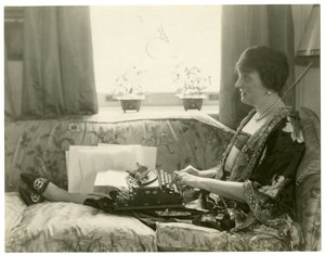 エミリー・ポスト夫人、エチケットの作者、1926-28年頃 作： Jessie Tarbox Beals