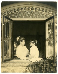 アーネスト・トンプソン・セトン夫人と娘のアン 作： Jessie Tarbox Beals