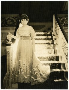 シカゴのアートパトロン、フランク・G・ローガン夫人、1931年から34年頃（ゼラチンシルバー写真 作： Jessie Tarbox Beals