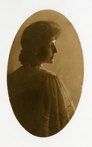 女性の楕円形の肖像画 1905-40年頃（ゼラチンシルバー写真 作： Jessie Tarbox Beals