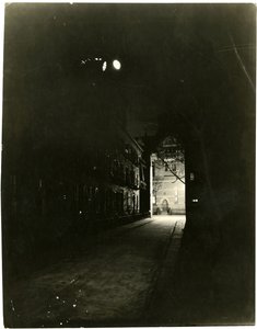 夜のパッチン・プレイス、グリニッチ・ヴィレッジ、アメリカ、1905年から20年頃（ゼラチン・シルバー・フォト 作： Jessie Tarbox Beals