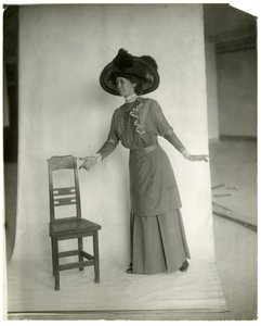 "Please be seated" 脚、体、腕、手の正しい姿勢 1905-18年頃（ゼラチンシルバー写真 作： Jessie Tarbox Beals