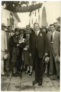 フーバー大統領-花束を持ったフーバー夫人、c.1928-32 作： Jessie Tarbox Beals