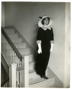 階段を降りる右方向 1905-18年頃（ゼラチンシルバー写真 作： Jessie Tarbox Beals