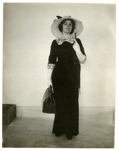 バッグと傘を運ぶ正しい方法、c.1905-18