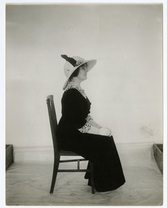 椅子の正しい座り方 1905-18年（ゼラチンシルバー写真 作： Jessie Tarbox Beals