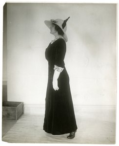 歩くときの正しい立ち方、1905～18年頃（ゼラチンシルバー写真 作： Jessie Tarbox Beals