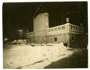 夜のショー・メモリアル（アメリカ・ボストン、1902-10年頃）（ゼラチンシルバー写真 作： Jessie Tarbox Beals
