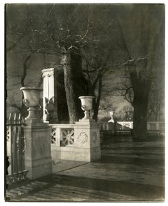 夜のショー・メモリアル（米国マサチューセッツ州ボストン、1902-10年頃）（ゼラチンシルバー写真 作： Jessie Tarbox Beals
