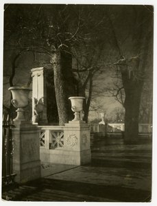 夜のショー・メモリアル（アメリカ・ボストン、1902-10年頃）（ゼラチンシルバー写真 作： Jessie Tarbox Beals