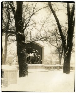 嵐の中のショー・メモリアル、ボストン、アメリカ、1902-10年頃（ゼラチンシルバー写真 作： Jessie Tarbox Beals
