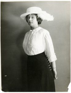 シルクブラウスと白い帽子、McCreery "s、c.1905-18