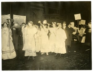 アメリカ、ニューヨーク、グリニッジ・ヴィレッジ、サフラージュ・パレード、1915-18年頃（ゼラチンシルバー写真