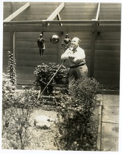 トニー・サーグ氏の庭にて 作： Jessie Tarbox Beals