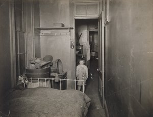 無題（寝室の少年）、1910年頃（ゼラチンシルバープリント 作： Jessie Tarbox Beals