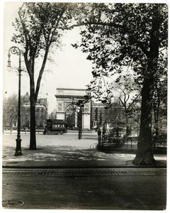 アメリカ、ニューヨーク、ワシントンスクエアノース、1905-40年頃（ゼラチンシルバー写真 作： Jessie Tarbox Beals