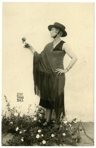 花を持つ女性、1905〜40年頃 作： Jessie Tarbox Beals
