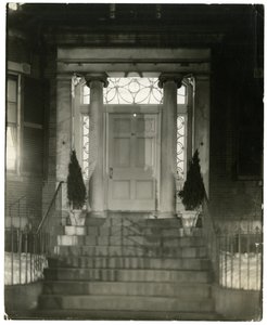 アメリカ、ボストン、ウーマンズ・シティ・クラブ・ドア、1902-10年頃（ゼラチンシルバー写真 作： Jessie Tarbox Beals