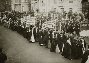 1910年にニューヨーク市で参政権パレードに行進しているアカデミックドレスの女性