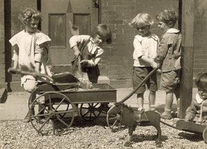 幼児が砂利をカートに入れる、1915年頃（写真） 作： Jessie Tarbox Beals