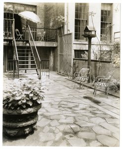 バードハウスのある裏庭のパティオ、アメリカ、ニューヨーク、1905-40年頃（ゼラチンシルバー写真 作： Jessie Tarbox Beals