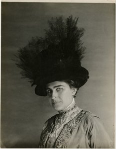 羽根付き帽子のクローズアップ 1905-18年頃（ゼラチンシルバー写真 作： Jessie Tarbox Beals