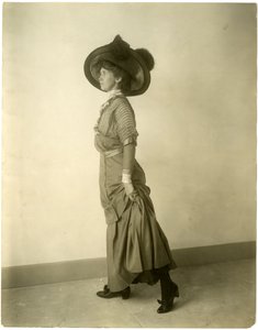 羽根つき帽子のモデル 1905-18年頃（ゼラチンシルバー写真