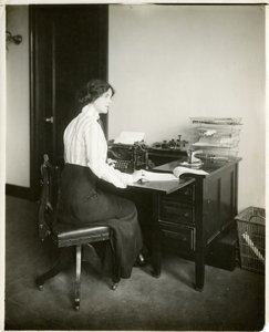 タイプライターを持つモデル、1905-18年頃（ゼラチンシルバー写真 作： Jessie Tarbox Beals