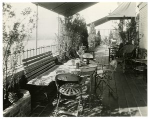 川を見下ろすパティオ（1936〜37年頃）（ゼラチンシルバー写真 作： Jessie Tarbox Beals