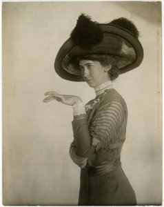 羽根つき帽子の横顔 1905-18年頃（ゼラチンシルバー写真