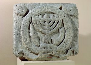 ウム・ケイス（古代のガダラ）ヨルダン（玄武岩）の本枝の燭台を描いたレリーフ 作： Jewish School