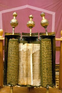 特別に装飾された銀色の筐体に収められたサマリア人の五芒星の巻物 作： Jewish School