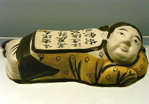 夜景を連想させる詩が描かれた陶製の子供用枕、晋時代（1115-1234）の慈州出土、上海国立博物館蔵。写真、Leonard de Selva、中国、2006年。 作： ジンダイナスティチャイニーズスクール