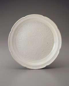 葉状の縁と彫刻が施された装飾が施された料理、河北省（セラミック）