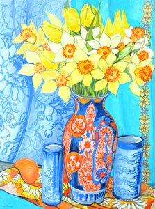 イマニの花瓶に生けられた水仙とチューリップ、オレンジとテキスタイル 作： Joan Thewsey
