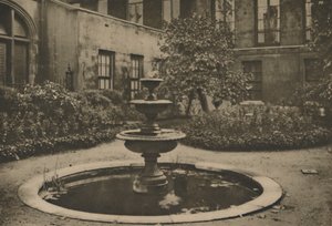ドレイパーズホールの庭園にある古代の桑の木と噴水、c1935。 作： Joel