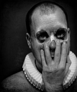 ピエロの死（シリーズ）、2014年（写真アートデジタルアート） 作： Johan Lilja