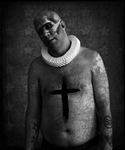 ピエロの死（シリーズ）、2016年（写真加工） 作： Johan Lilja