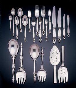 どんぐり模様の食器サービス 作： Johan Rohde