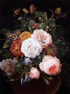 鉢の中の花の静物（バラ、サクラソウ、ヒナギクなど）