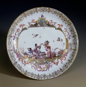 ドイツのアート。マイセンの磁器。お茶を飲むアジアの人物をシノワズリで表現。1730年頃、Johann Gregor Hoeroldt（またはHerold 1696-1775）が装飾したソーサー。パリ、装飾美術 作： Johann Gregor Herold