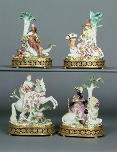 18世紀半ばにヨハンヨアヒムキャンドラー（1706-75）によってモデル化されたLouis XVI ormoluを搭載した4つの大陸を表す4つのマイセングループ