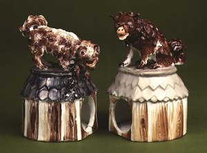 ミーソンのコンパニオン・フィギュア：犬小屋に座るハウンドとテリヤ 作： Johann Joachim Kaendler