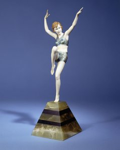 Beach Dancer」1935年頃（ロンズとアイボリー、コールドペイントのパテナ、グリーンとブラックのオニキスの台座 作： Johann Philipp Ferdinand Preiss