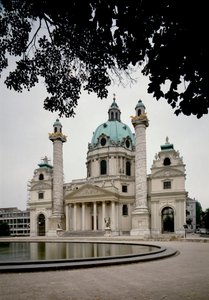 建築家ヨハン・ベルンハルト・フィッシャー・フォン・エルラッハ（1656-1723）が建設し、息子のヨセフ・エマニュエルが完成させたカールス教会（聖シャルル・ボローミー教会）の眺め。オーストリア、ウィーン 作： Johann and Joseph  Fischer von Erlach